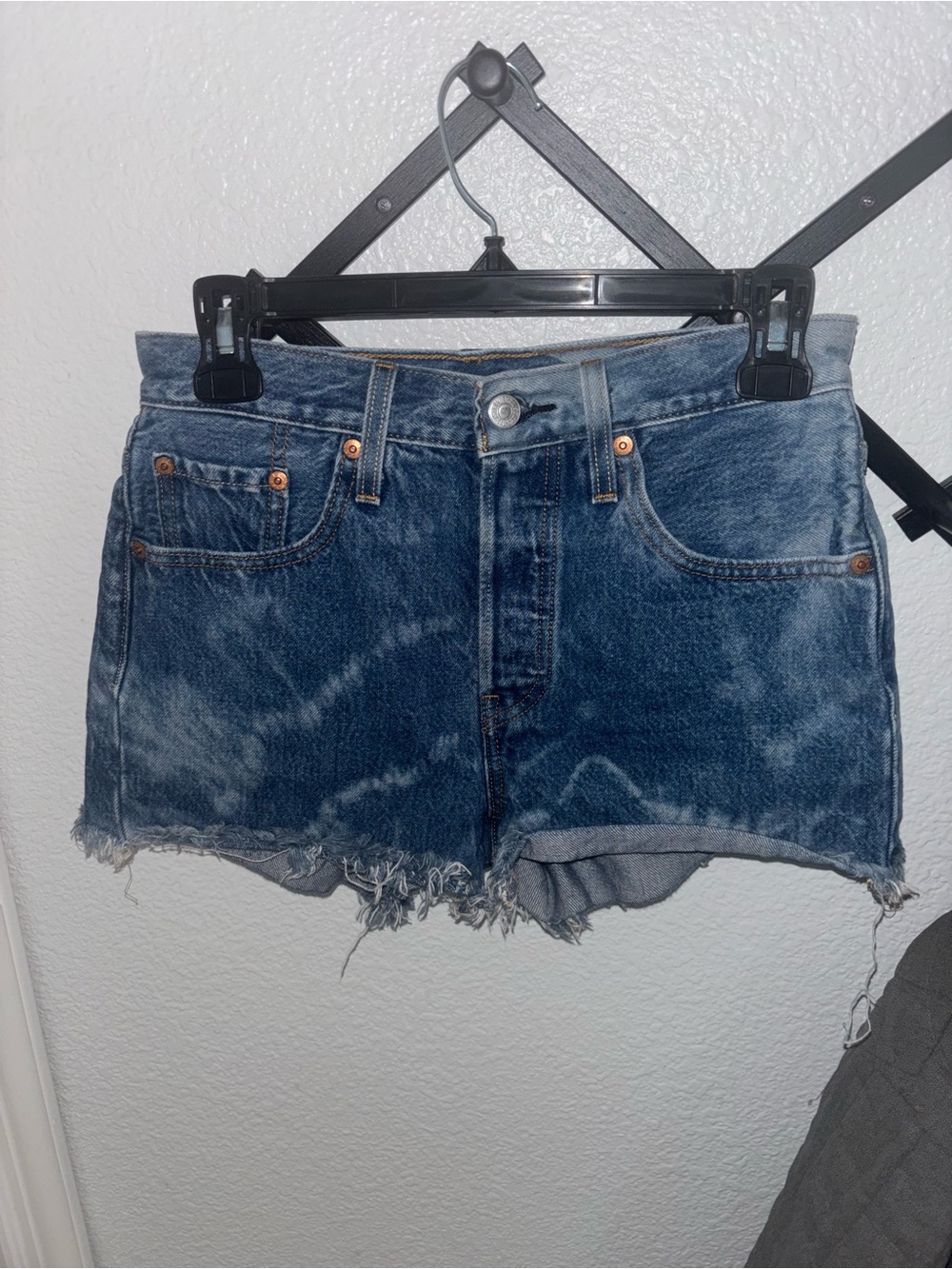 Levi’s 501 Original Distressed Denim Cutoff Shorts Medium Wash W25 Festival - Picture 2 of 4